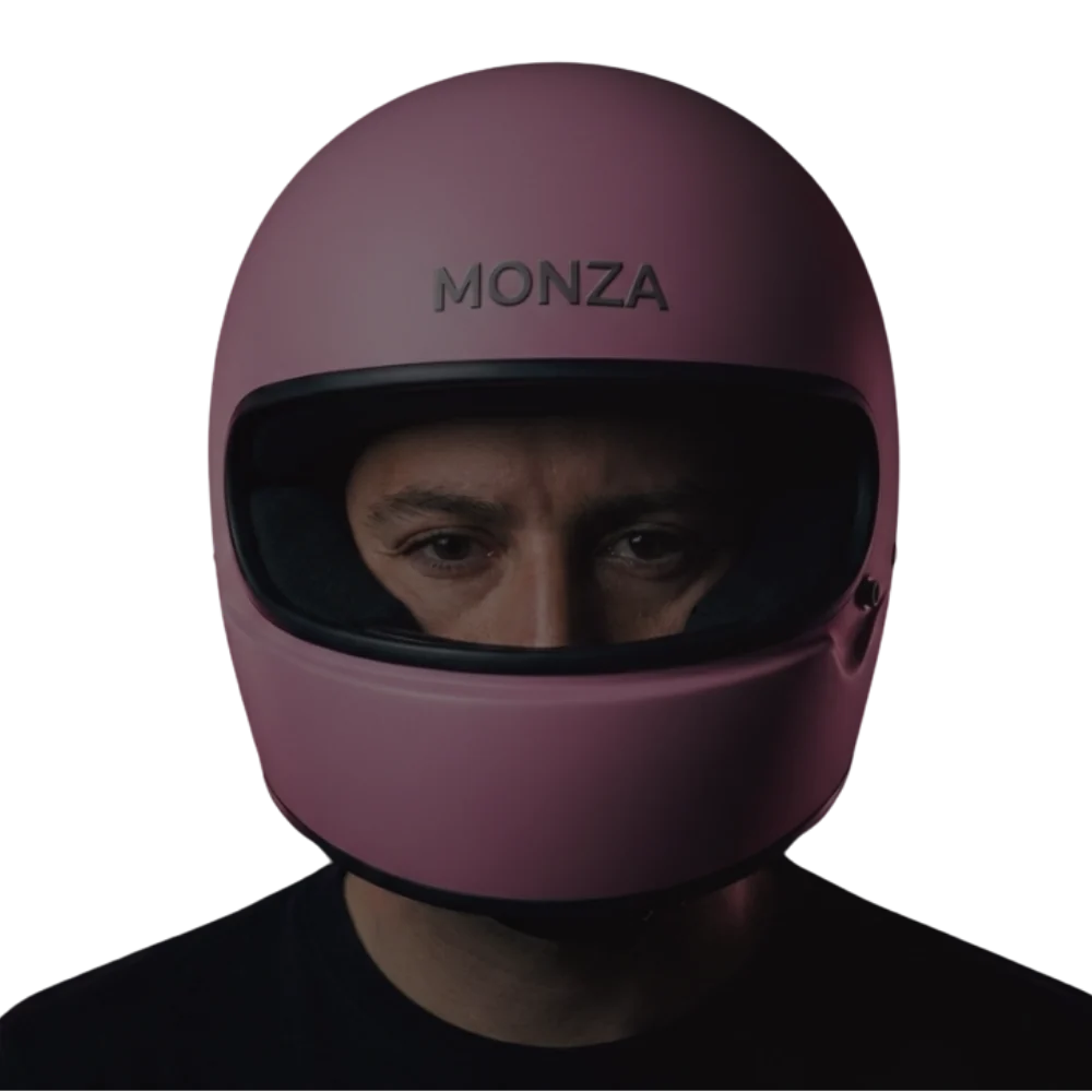 Edgar Navarro con el casco rosa de Monza